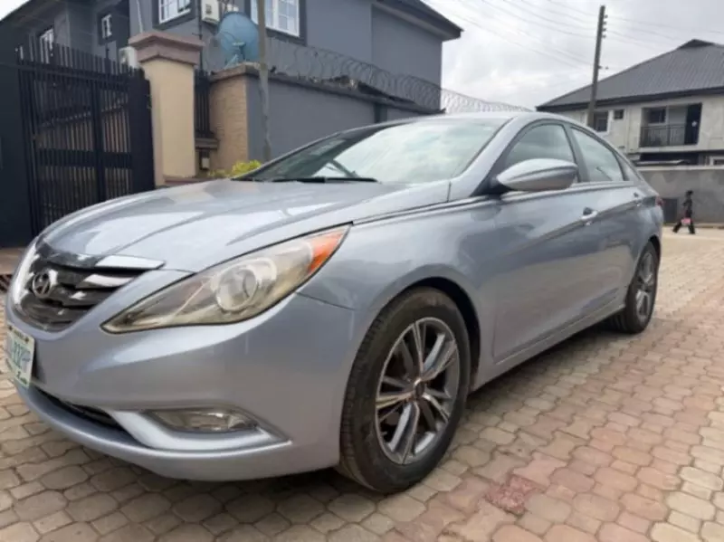 Hyundai Sonata   - 2011