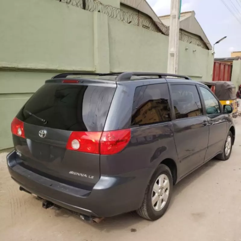 TOYOTA Sienna   - 2010