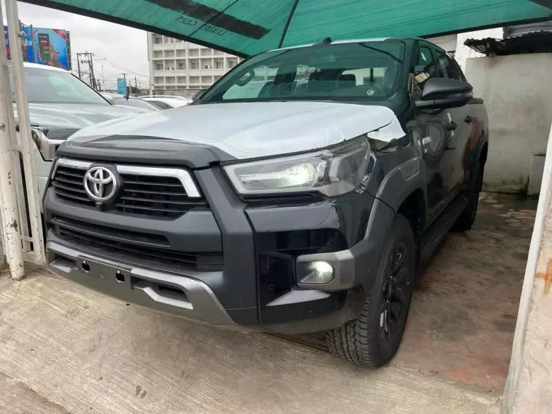 Toyota Hilux   - 2025