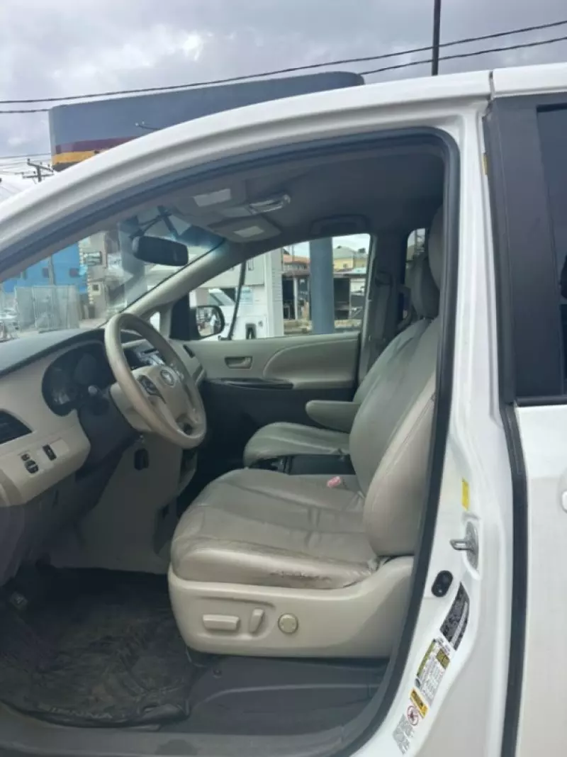 TOYOTA Sienna   - 2011