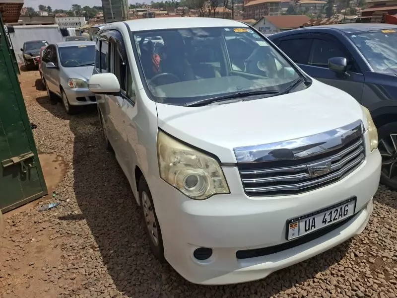 TOYOTA Noah   - 2010