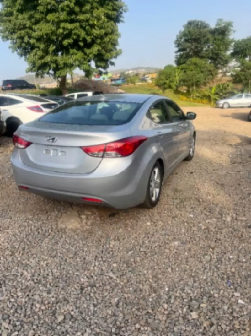 Hyundai Elantra   - 2013