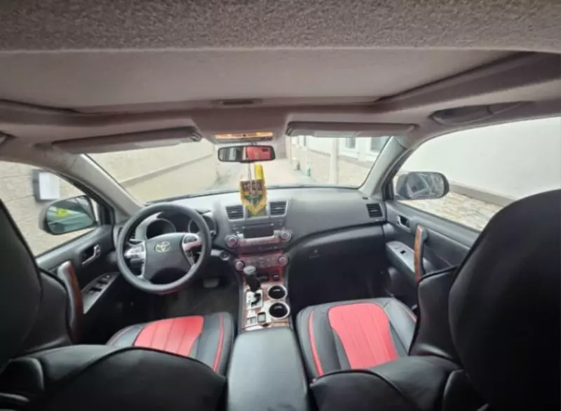 Toyota Highlander   - 2012