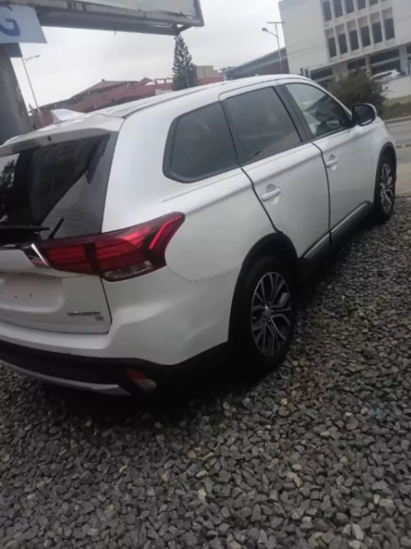 Mitsubishi Outlander hybrid    - 2017