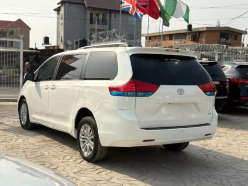 Toyota Sienna   - 2013