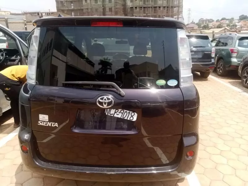 Toyota Sienta   - 2012