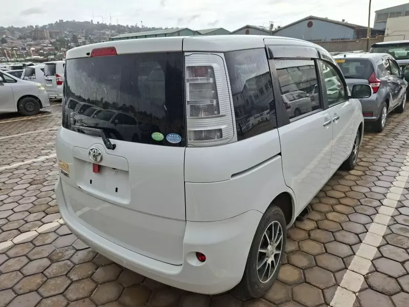 Toyota Sienta   - 2012