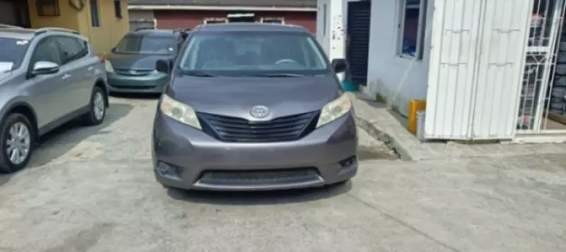 Toyota Sienna   - 2011