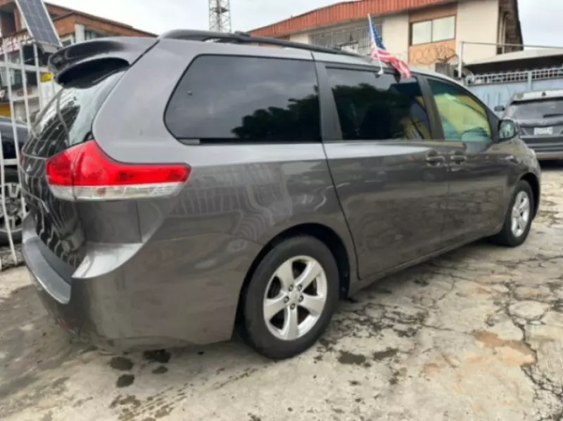 Toyota Sienna   - 2011