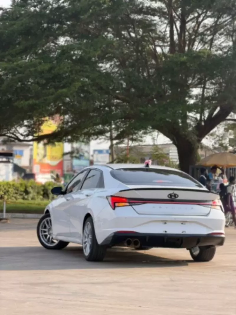 Hyundai Elantra   - 2022