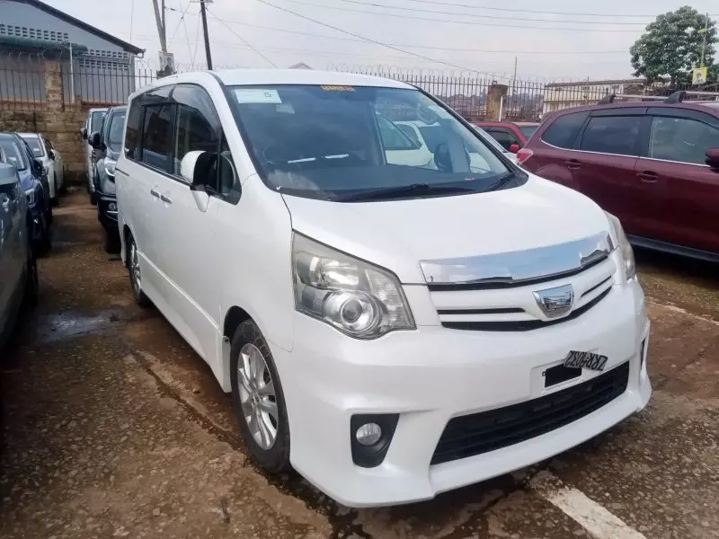 Toyota Noah   - 2012