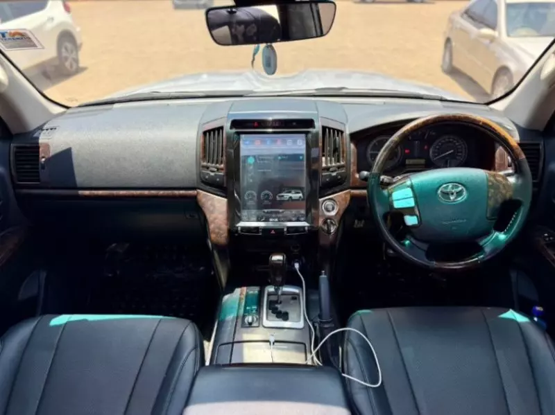 Toyota Land Cruiser V8   - 2012