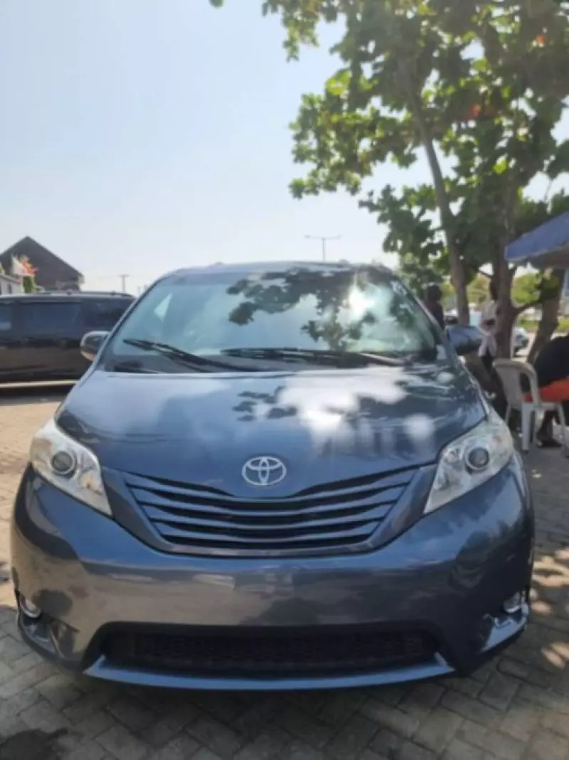 Toyota Sienna   - 2016