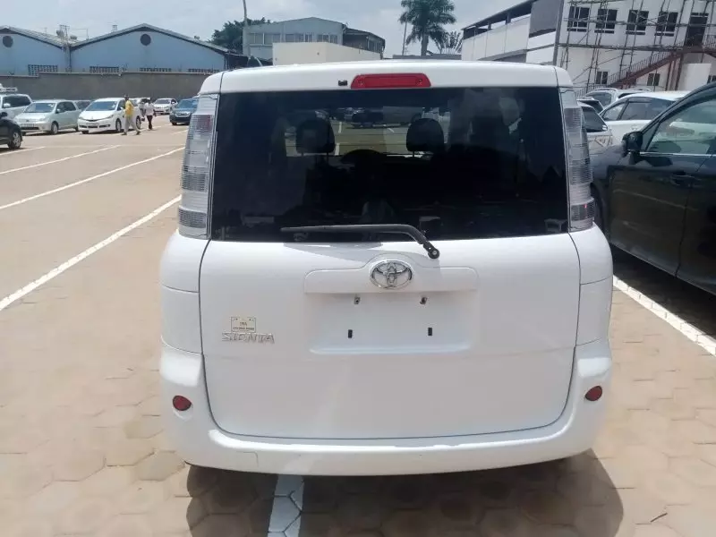 Toyota Sienta   - 2012