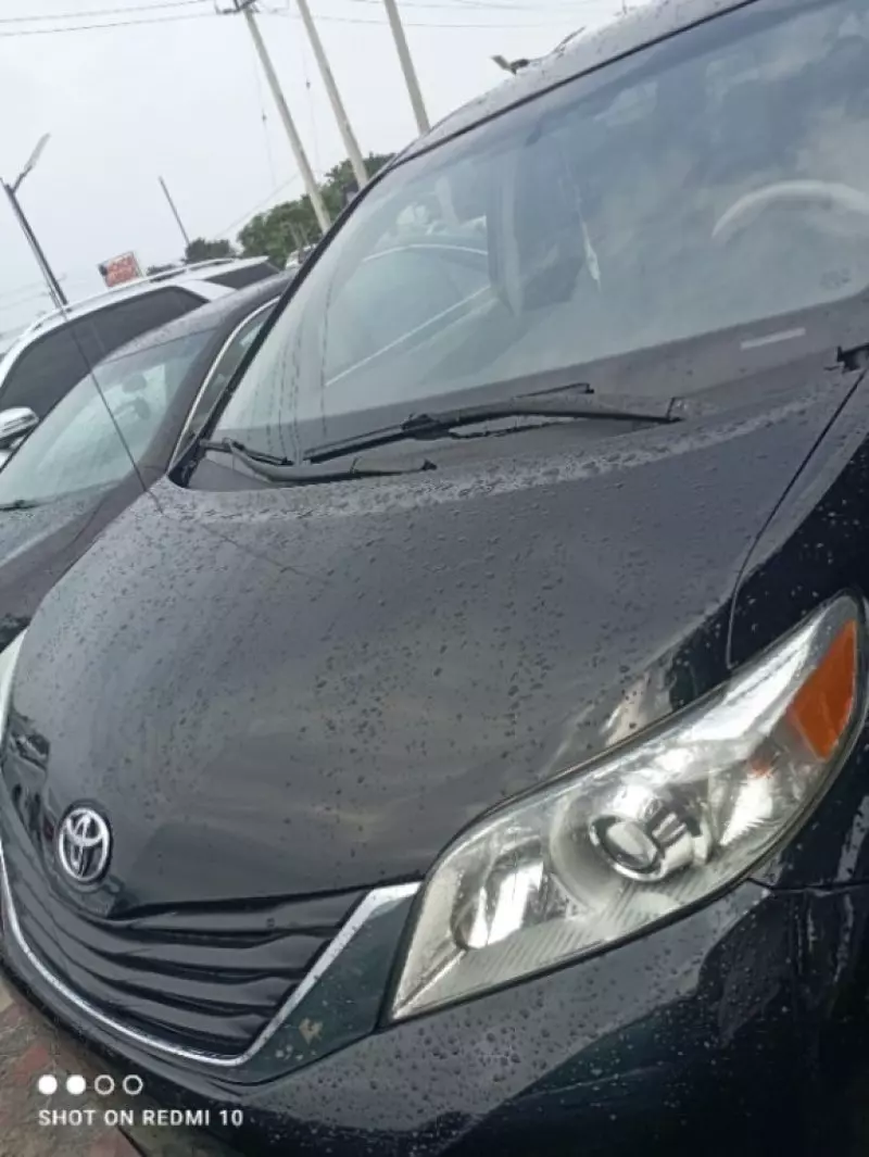 Toyota Sienna   - 2010