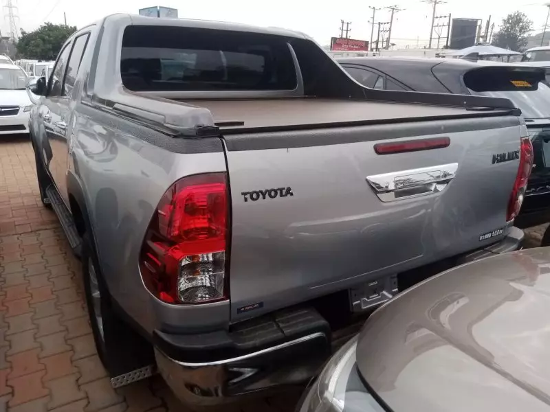 Toyota Hilux   - 2019