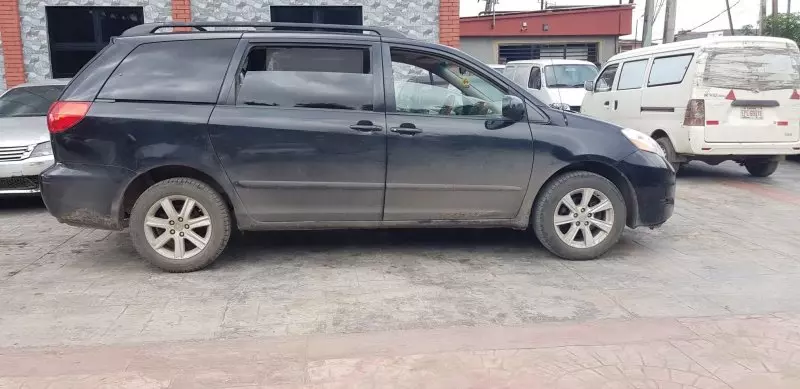 Toyota Sienna   - 2009