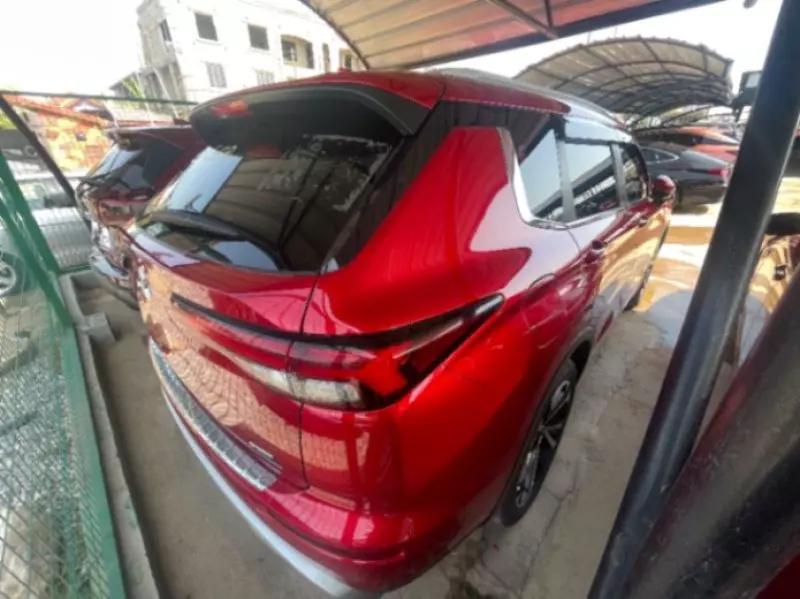 Mitsubishi Outlander   - 2022