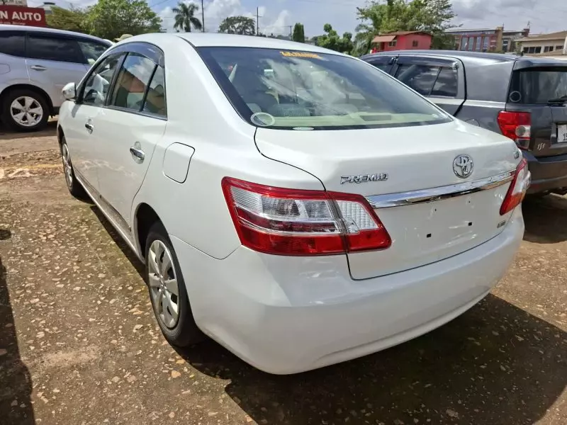 Toyota Premio    - 2011
