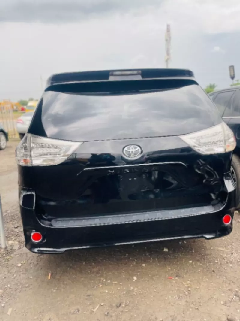 Toyota Sienna - 2011
