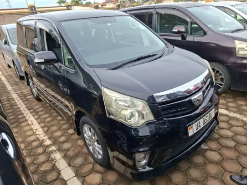 Toyota Noah   - 2012