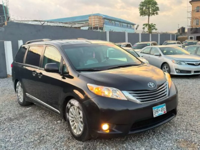 Toyota Sienna   - 2011