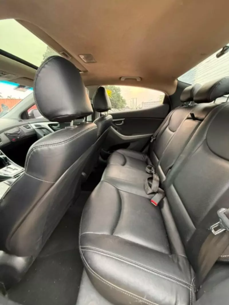 Hyundai Elantra   - 2012