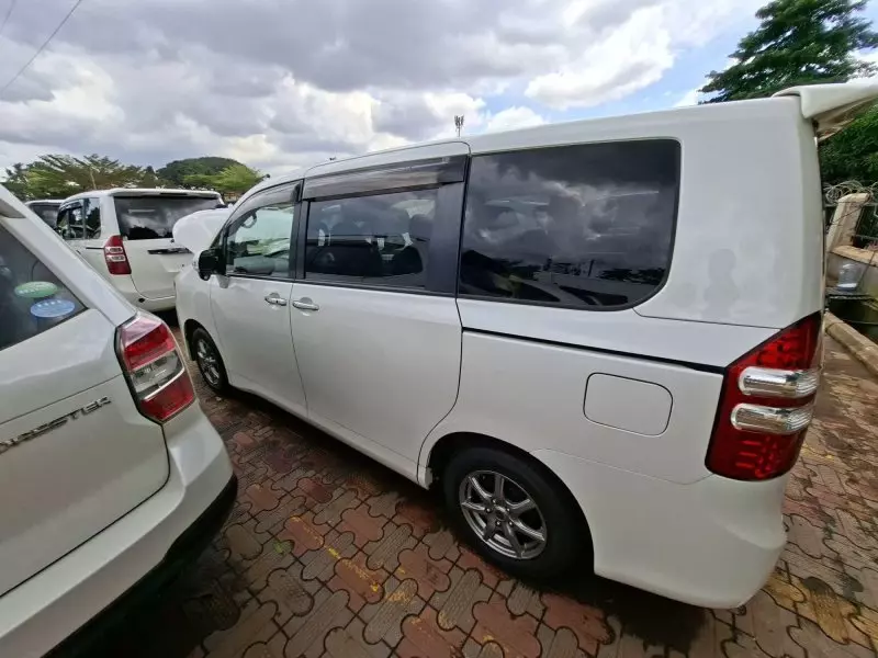 Toyota Noah - 2012