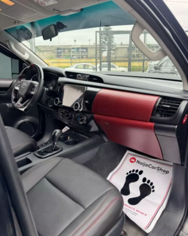 Toyota Hilux   - 2021