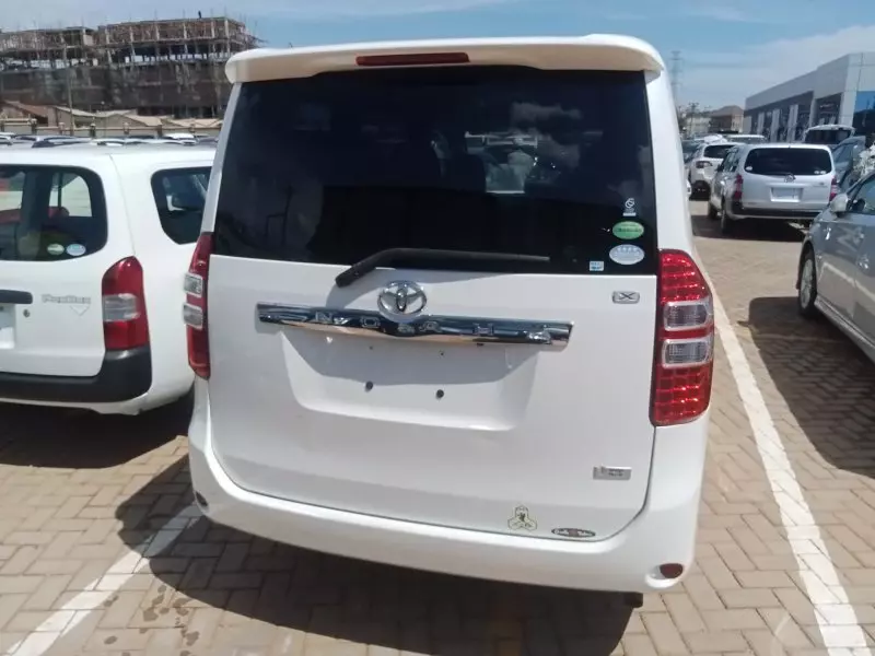 Toyota Noah   - 2013
