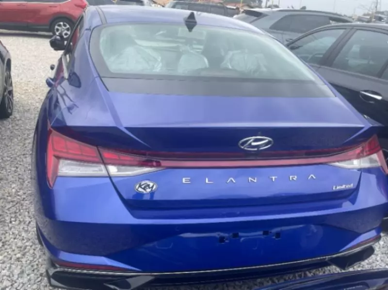 Hyundai Elantra   - 2021