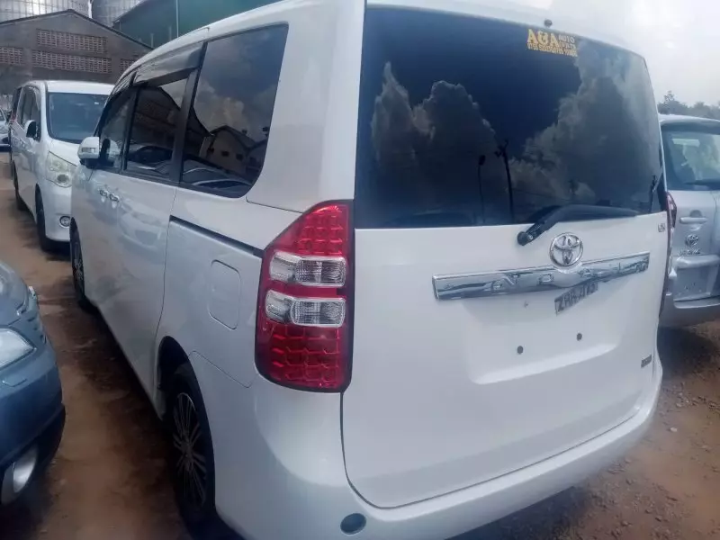 Toyota Noah   - 2013
