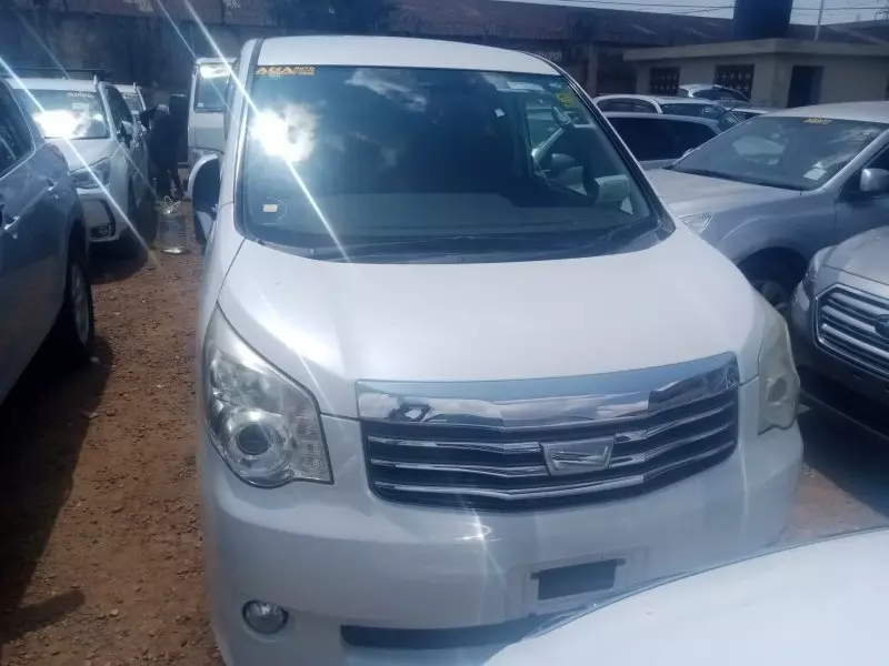 Toyota Noah   - 2013