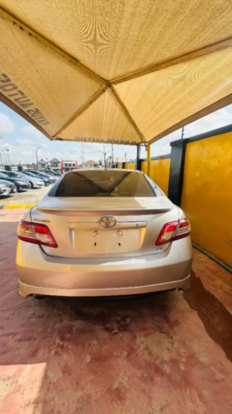 Toyota Camry   - 2011