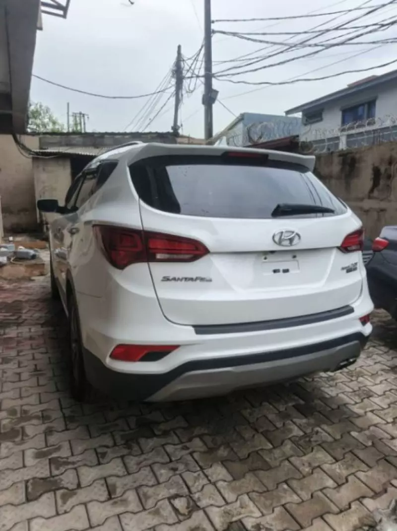 Hyundai Santa Fe   - 2017