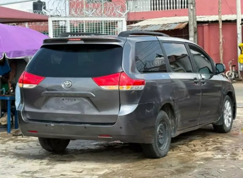 TOYOTA Sienna   - 2011