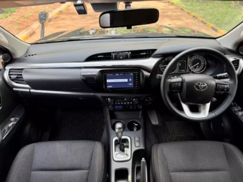 Toyota Hilux   - 2021