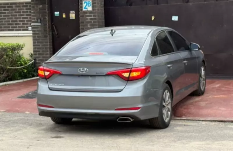 Hyundai Sonata   - 2012