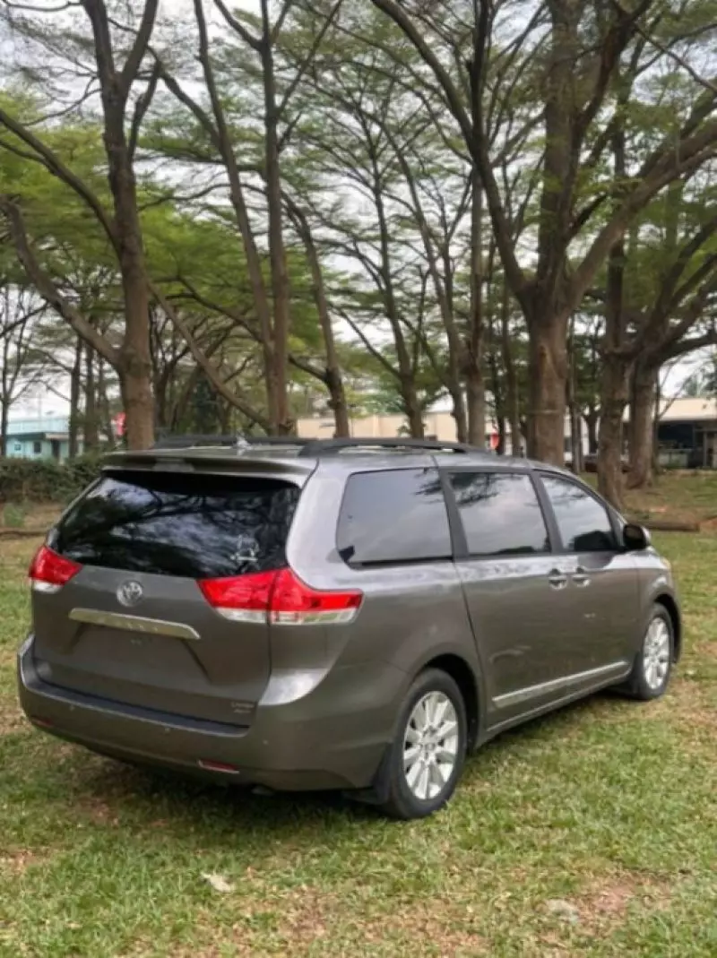 Toyota Sienna   - 2011