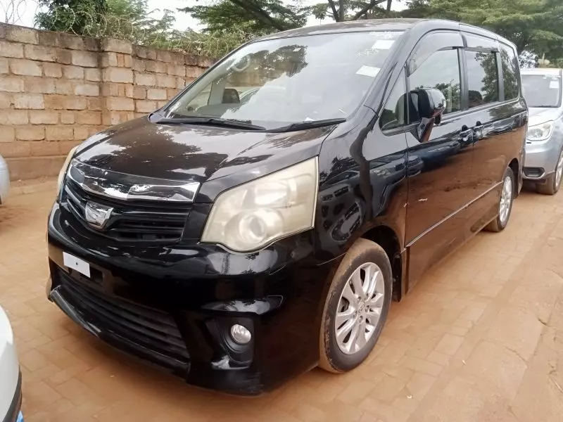 Toyota Noah - 2012