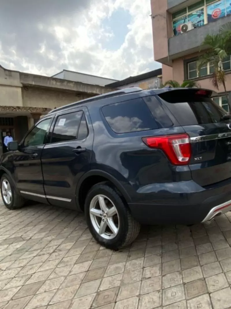 Ford Explorer   - 2017
