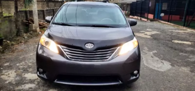 TOYOTA Sienna   - 2011