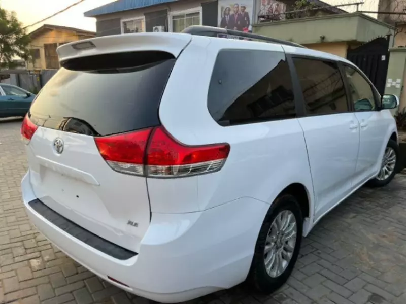 TOYOTA Sienna   - 2011