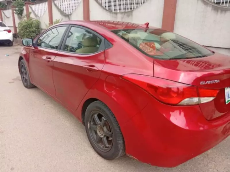 Hyundai Elantra   - 2012