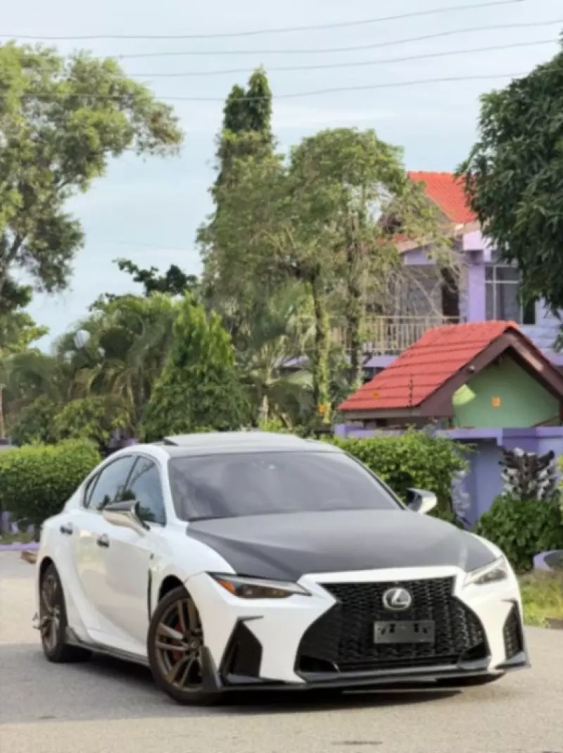 Lexus IS 300   - 2023