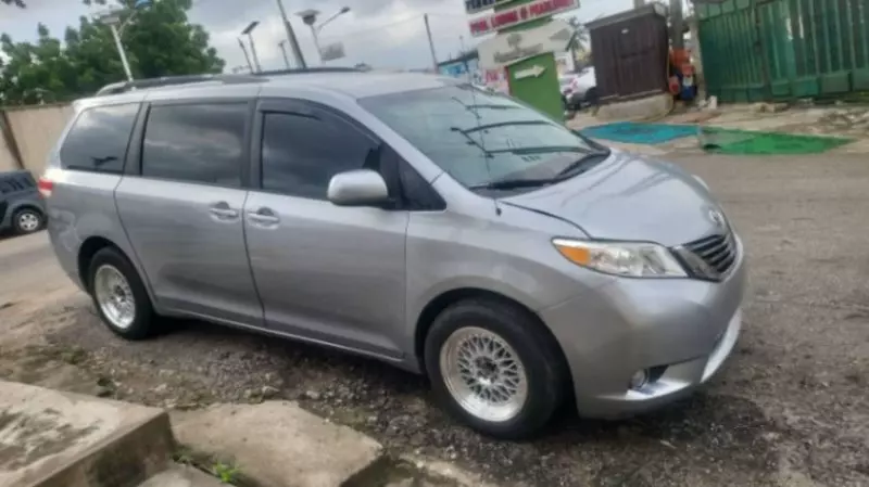 TOYOTA Sienna   - 2011
