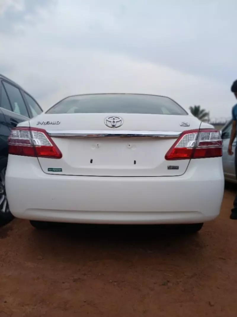 Toyota Premio    - 2012