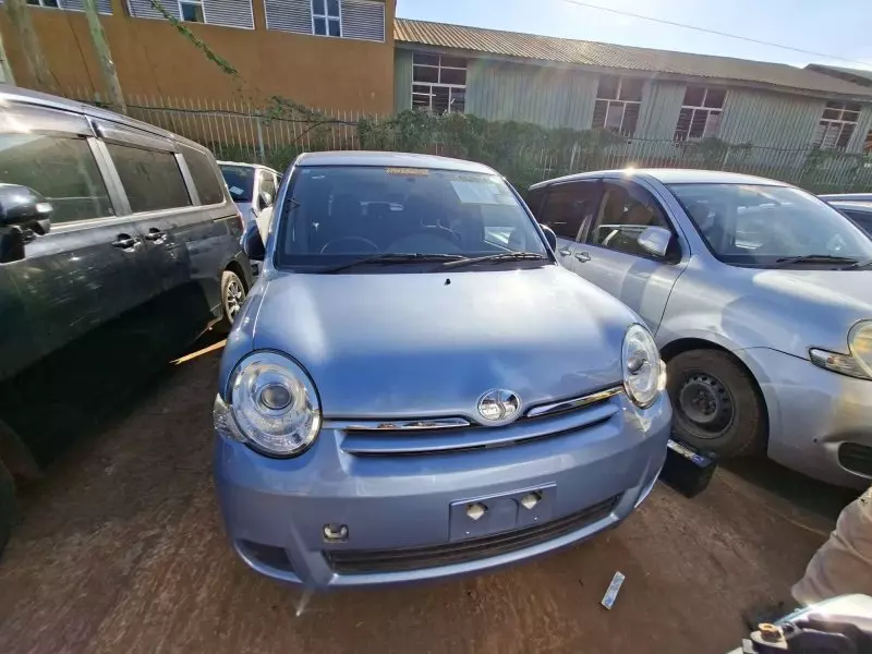 Toyota Sienta - 2012