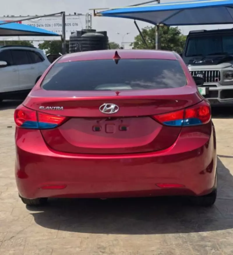 Hyundai Elantra   - 2011