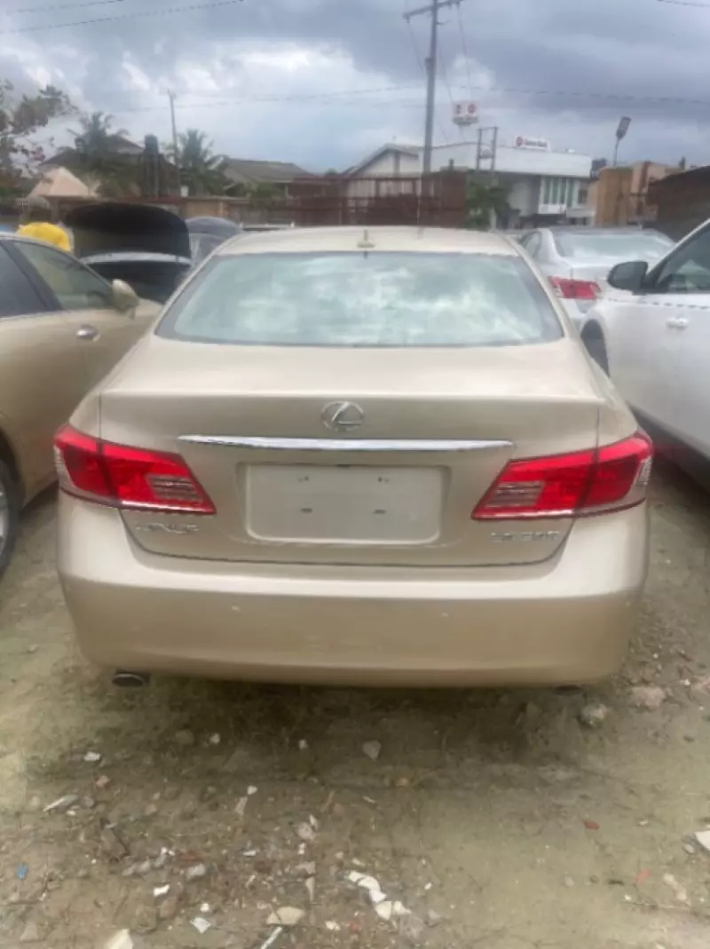 Lexus ES   - 2010